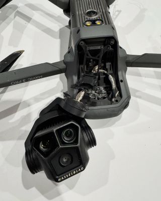 Dnes k nám prišiel na servis DJI Mavic 3 Pro po páde. Tak čo, podarí sa nám ho zachrániť ? 🪛🔩🚁